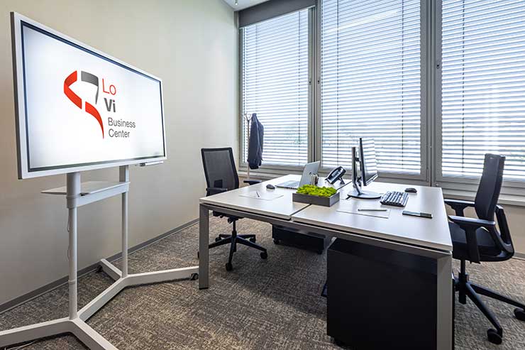 Ufficio privato o riservata sala riunioni con poltroncine ergonomiche al LoVi Business Center | Lorenteggio village Milano